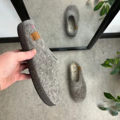 Green Comfort Hjemmesko|Overgangssko*Lav lys grå hjemmesko i uld med skridhæmmende såler fra