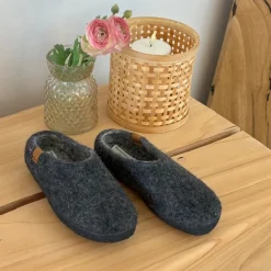 Green Comfort Hjemmesko|Overgangssko*Lav mørk grå hjemmesko i uld med skridhæmmende såler fra