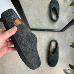 Green Comfort Hjemmesko|Overgangssko*Lav mørk grå hjemmesko i uld med skridhæmmende såler fra