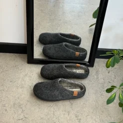 Green Comfort Hjemmesko|Overgangssko*Lav mørk grå hjemmesko i uld med skridhæmmende såler fra