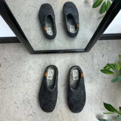 Green Comfort Hjemmesko|Overgangssko*Lav mørk grå hjemmesko i uld med skridhæmmende såler fra