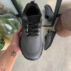 Sygeplejebutikken Kondi Sko|Stødabsorberende Sko*Let damesko i sortgrå med EVA-sål og snørelukning – åndbar PU/mesh