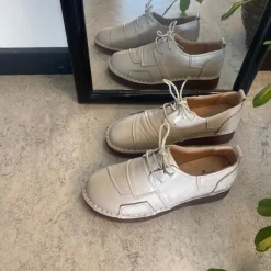 Sygeplejebutikken Sko På Tilbud*Lys beige skind snøresko med god stødabsorbering