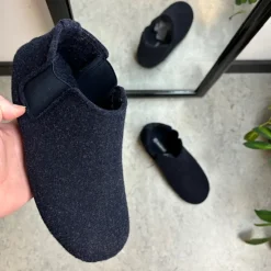 Sygeplejebutikken Sko På Tilbud*Mørkeblå filtet hjemmesko med god bredde og udtagelig indersål