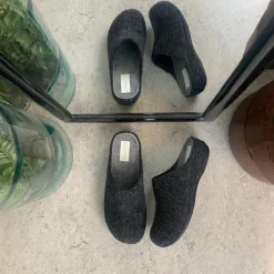 Sygeplejebutikken Hjemmesko|Kolde Fødder*Mørkegrå filthjemmesko - som giver dig komfort og varme