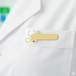 Sygeplejebutikken Gravering|Gaver Til Sundhedspersonalet*Navneskilt i guldfarvet stål – elegant og personligt valg til sundhedspersonale