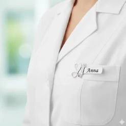 Sygeplejebutikken Lommetilbehør|Gravering*Navneskilt i sølvfarvet stål – unikt og professionelt valg til sundhedspersonale