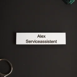 Sygeplejebutikken Navneskilte*Navneskilt til kitlen - firkantet med nål