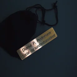 Sygeplejebutikken Navneskilte*Navneskilt til kitlen, firkantet med afrundede kanter med nål