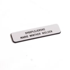 Sygeplejebutikken Navneskilte*Navneskilt til kitlen, firkantet med afrundede kanter med nål