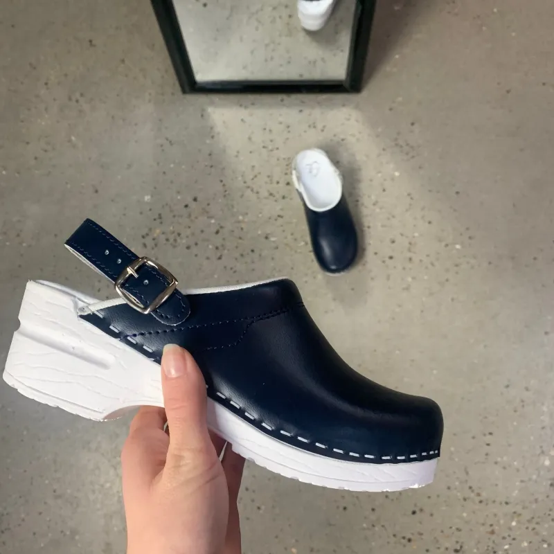 Sygeplejebutikken Sko På Tilbud*Navy skind træsko med rem
