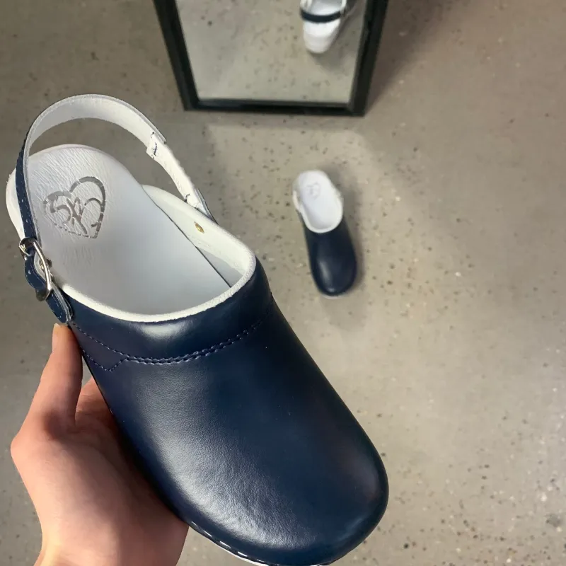 Sygeplejebutikken Sko På Tilbud*Navy skind træsko med rem