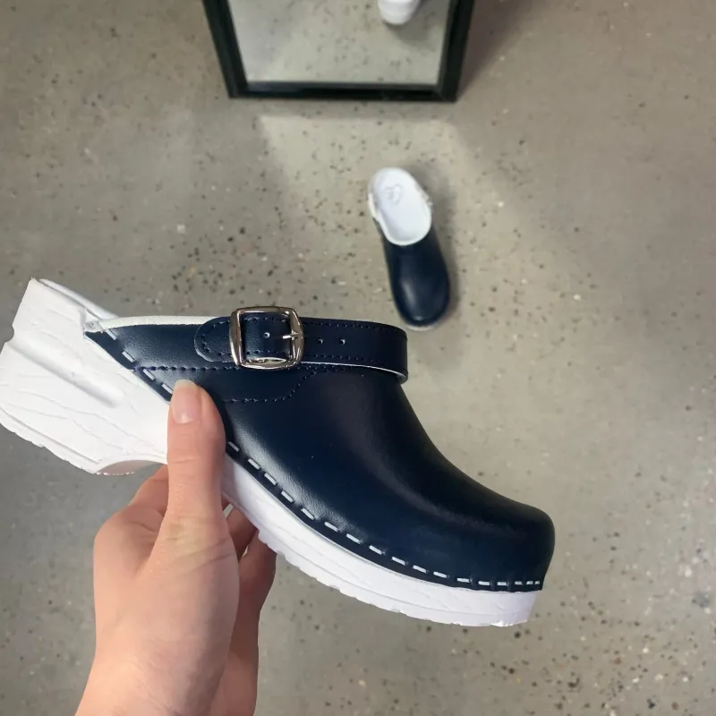 Sygeplejebutikken Sko På Tilbud*Navy skind træsko med rem