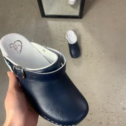 Sygeplejebutikken Sko På Tilbud*Navy skind træsko med rem