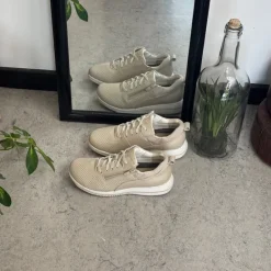 Green Comfort Leddegigt|Hælsporer*Åndbar beige sneakers fra