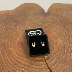 Sygeplejebutikken Gaver Til Sundhedspersonalet|Smykker*Rensdyr øreringe i guldtone med perle