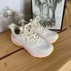 Sygeplejebutikken Knyster - Hallux Valgus|Leddegigt*Råhvide letvægtssko med rosa Nonslip ydersål