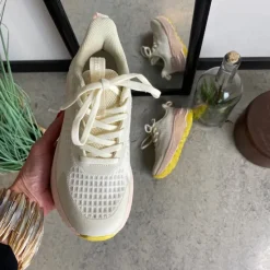 Sygeplejebutikken Knyster - Hallux Valgus|Leddegigt*Råhvide letvægtssko med rosa Nonslip ydersål