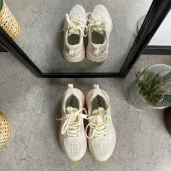 Sygeplejebutikken Knyster - Hallux Valgus|Leddegigt*Råhvide letvægtssko med rosa Nonslip ydersål