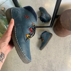 Rieker Kort Støvle Dame|Blå Støvler*– kort blå støvle med snøre og lynlås.