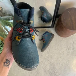 Rieker Kort Støvle Dame|Blå Støvler*– kort blå støvle med snøre og lynlås.