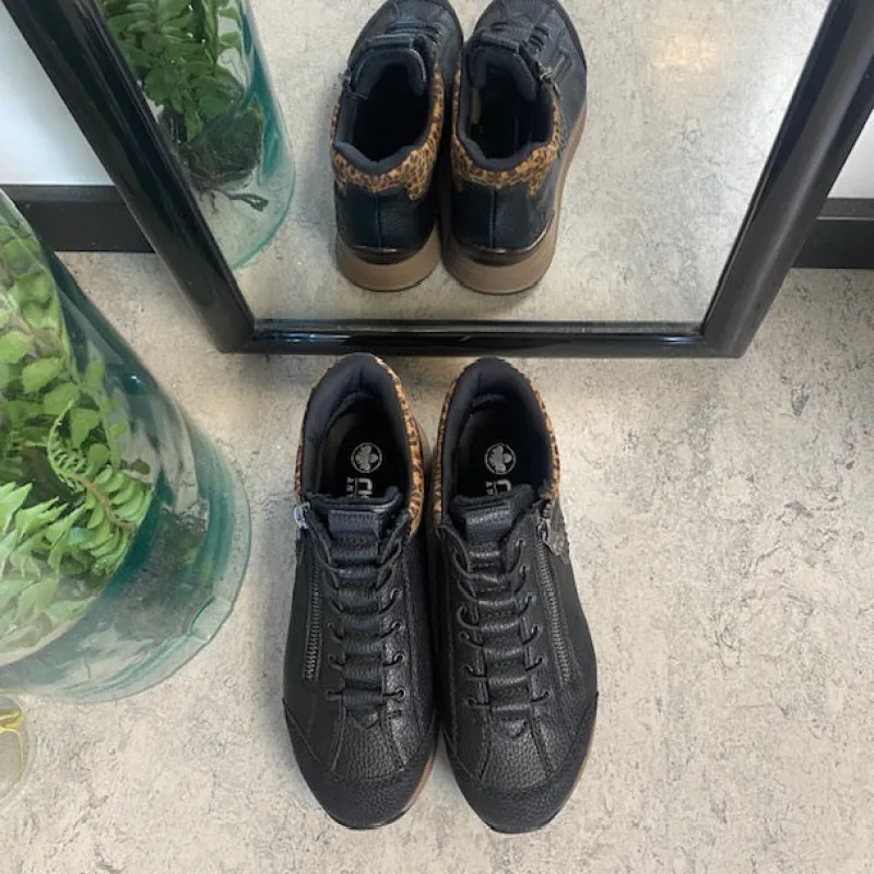 Rieker Kort Støvle Dame|Sorte Støvletter*Step-in støvle med flotte detaljer