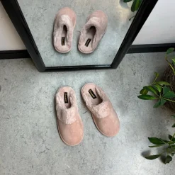 Sygeplejebutikken Hjemmesko|Sko På Tilbud*Rosa hjemmesko med synlig pelskant