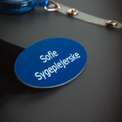 Sygeplejebutikken Navneskilte*Rundt navneskilt med nål