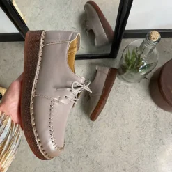 Sygeplejebutikken Sommersko Dame|Stødabsorberende Sko*Sandfarvet snøresko i læder med god stødabsorbering.