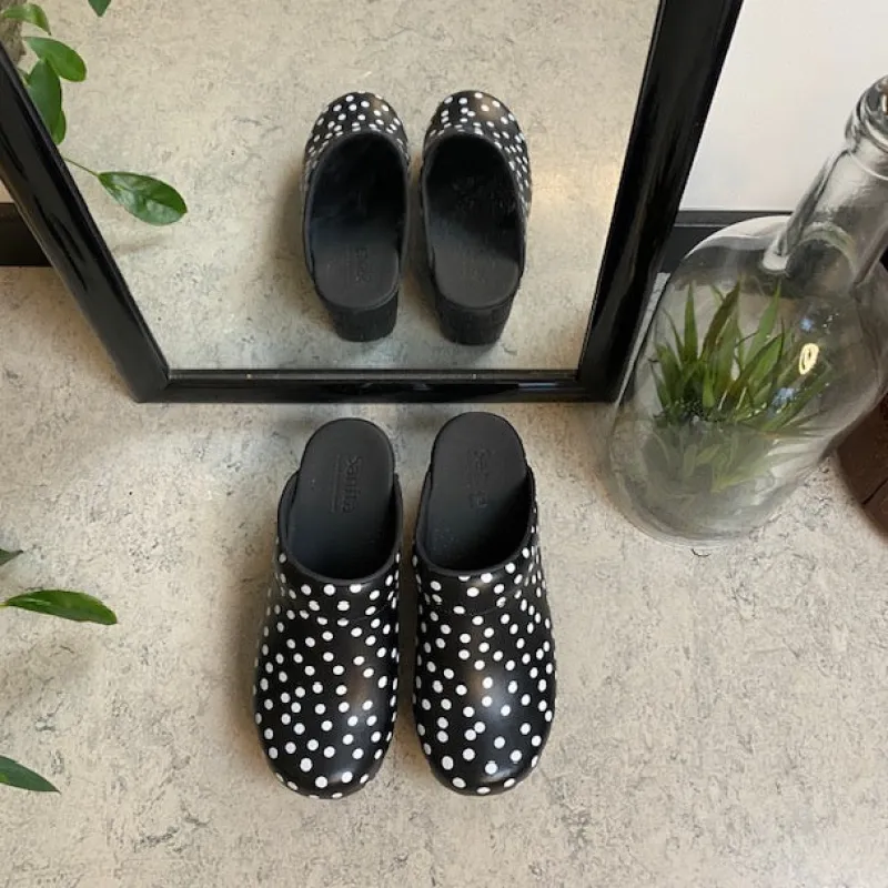 Sanita Clogs|Træsko Dame Modeller*træsko med sort og hvidt prikmønster