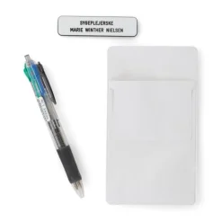 Sygeplejebutikken Lommetilbehør|Navneskilte*Skilt, lommebeskytter og kuglepen