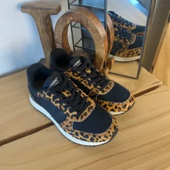 Woden Sommersko Dame|Overgangssko*Smarte sneakers i sort mix med leopardmønster.