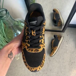 Woden Sommersko Dame|Overgangssko*Smarte sneakers i sort mix med leopardmønster.