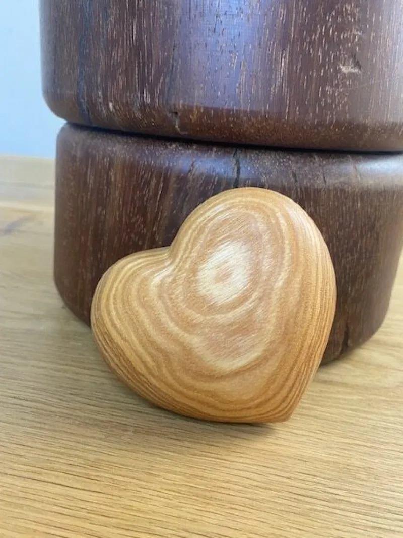 Sygeplejebutikken Gaver Til Sundhedspersonalet*Smukt og dekorativt hjerte i træ - perfekt som gave til en man holder af