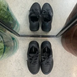 Sygeplejebutikken Kondi Sko|Stødabsorberende Sko*Sort damesko i blød PU med snørebånd og dekorative syninger – komfortabel hverdagssko