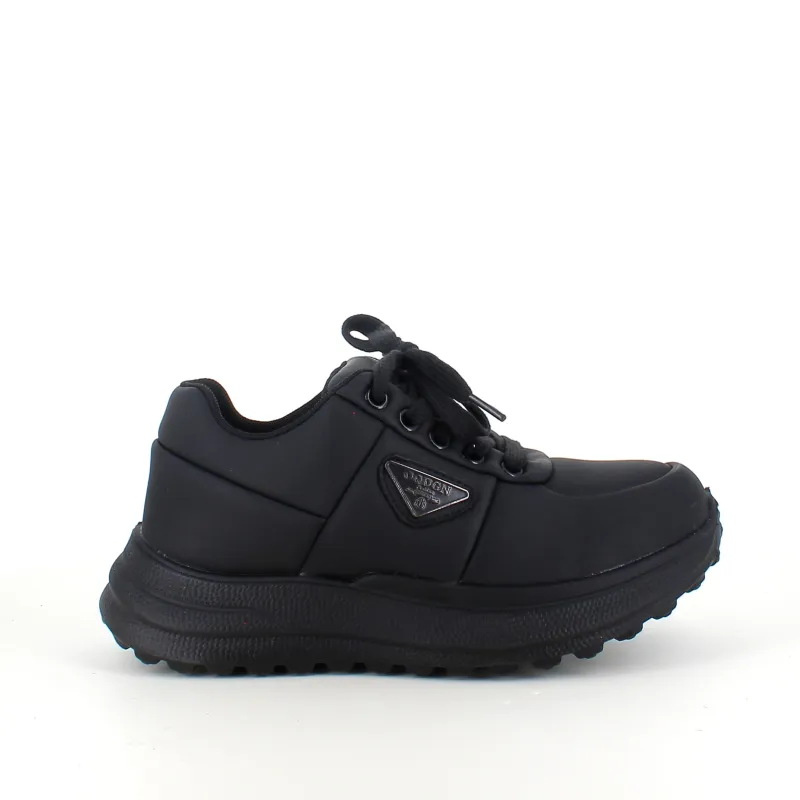 Sygeplejebutikken Kondi Sko|Stødabsorberende Sko*Sort damesko i blød PU med snørebånd og dekorative syninger – komfortabel hverdagssko