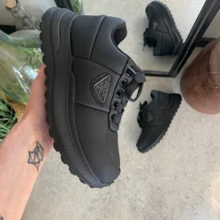 Sygeplejebutikken Kondi Sko|Stødabsorberende Sko*Sort damesko i blød PU med snørebånd og dekorative syninger – komfortabel hverdagssko