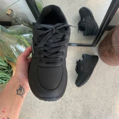 Sygeplejebutikken Kondi Sko|Stødabsorberende Sko*Sort damesko i blød PU med snørebånd og dekorative syninger – komfortabel hverdagssko