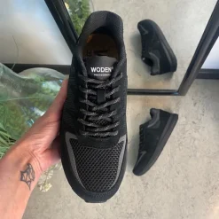 Woden Kondi Sko|Stødabsorberende Sko*Sort letvægtssko i åndbart materiale fra .