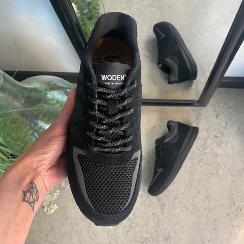 Woden Kondi Sko|Stødabsorberende Sko*Sort letvægtssko i åndbart materiale fra .