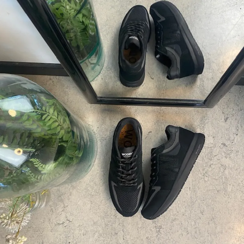 Woden Kondi Sko|Stødabsorberende Sko*Sort letvægtssko i åndbart materiale fra .