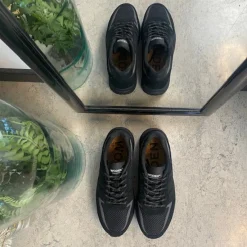 Woden Kondi Sko|Stødabsorberende Sko*Sort letvægtssko i åndbart materiale fra .