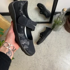 Remonte Sko På Tilbud*Sort ballerina med god svangstøtte.