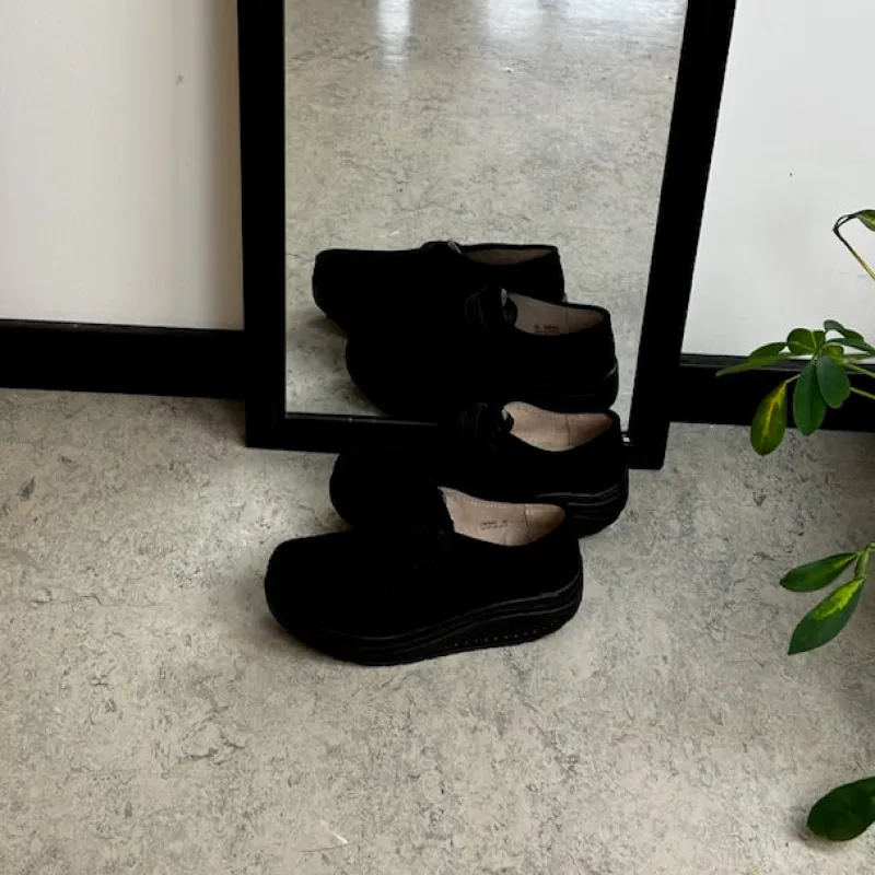 Sygeplejebutikken Sko På Tilbud*Sort ruskindssko med gængesål og svangstøtte