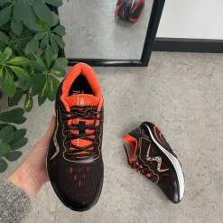 MBT Hælsporer|Kondi Sko*Sort sko fra med fede orange detaljer