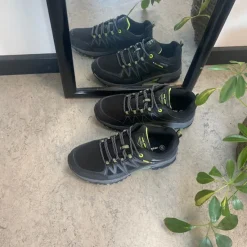 Sygeplejebutikken Sko På Tilbud*Sort sko med overdel i eftergiveligt softshell med limegrønne detaljer