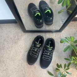 Sygeplejebutikken Sko På Tilbud*Sort sko med overdel i eftergiveligt softshell med limegrønne detaljer