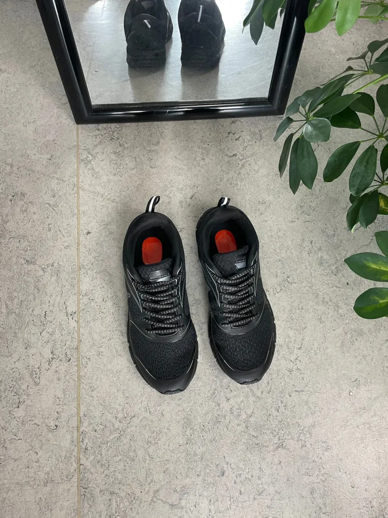 Endurance Sko På Tilbud*Sort sko med sort bund, ekstra svang og stødabsorbering