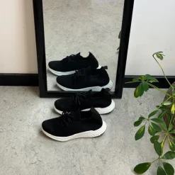 Sygeplejebutikken Sko På Tilbud*Sort slip on sko med strikket overdel og god stødabsorbering