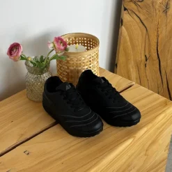 Sygeplejebutikken Sko På Tilbud*Sort sportssko med svangstøtte og gængesål.